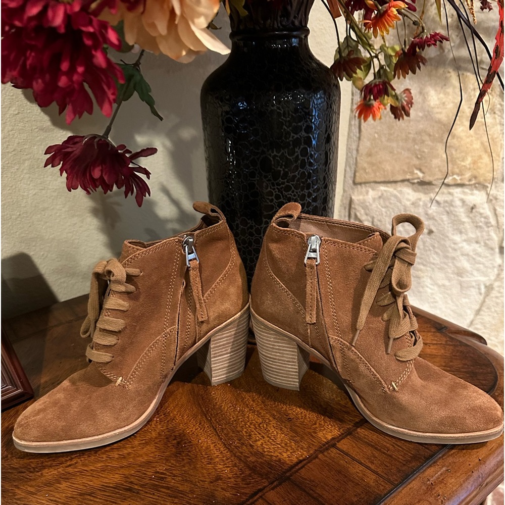 Dolce vita seiko leather suede wome ankle booties in size 8